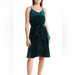 Tahari Green Velvet Tie Waist Dress Size Medium NWT